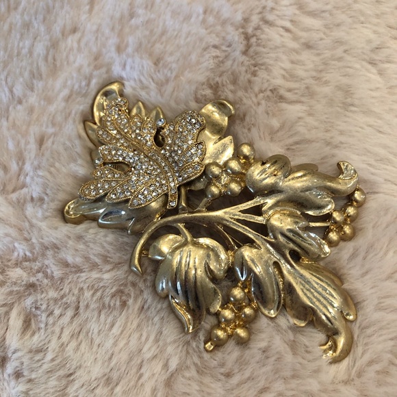Goldtone Leaf Broach with Rhinestones - Picture 4 of 6
